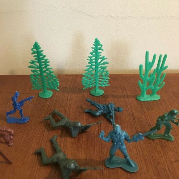 Plastic Army Guys Figures Multicolor with Trees Lo - Picture 4 of 4